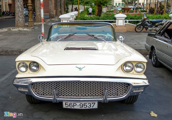 Đây là chiếc  Ford Thunderbird bản Mỹ thế hệ thứ hai, sản xuất năm 1958, đang lưu hành tại TP HCM. Ford Thunderbird là chiếc xe sang trọng cỡ lớn được sản xuất từ 1958 đến 1960.