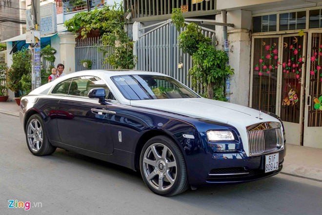 Tháng 9/2014, mẫu xe coupe siêu sang  Rolls-Royce Wraith được nhập khẩu chính hãng về Việt Nam. Theo đơn vị nhập khẩu, chiếc xe này được trang bị thêm một số tùy chọn bespoke nên có giá trên 21 tỷ đồng, trong khi phiên bản cơ sở có giá từ 18 tỷ.