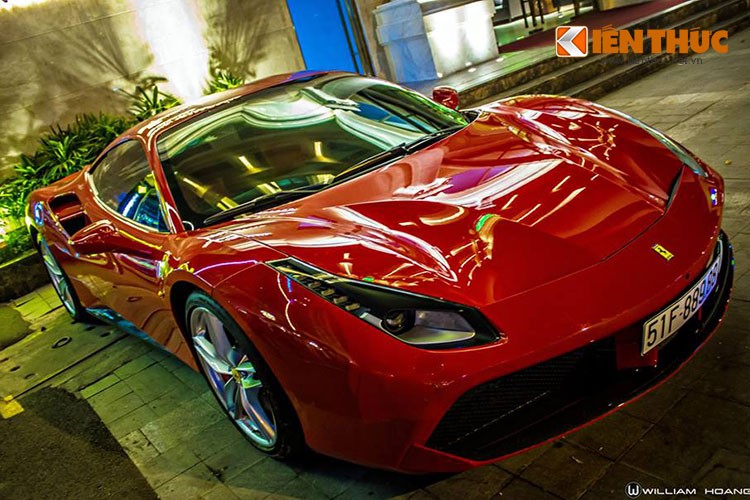 Được biết đến là một trong bốn chiếc siêu xe  Ferrari 488 GTB đầu tiên có mặt tại Việt Nam, mới đây chiếc xe 488 GTB trong ngoại hình đỏ rực bất ngờ xuất hiện trên đường phố Sài Gòn với biển trắng siêu đẹp.