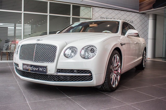 Được biết, chiếc sedan siêu sang do Bentley bàn giao lần này tới một khách hàng nữ tại Hà Nội là chiếc Flying Spur W12 màu trắng (Glacier White) mà theo ý kiến của nhiều người chơi xe, đây là chiếc Bently Flying Spur đặc biệt nhất tại Việt Nam.