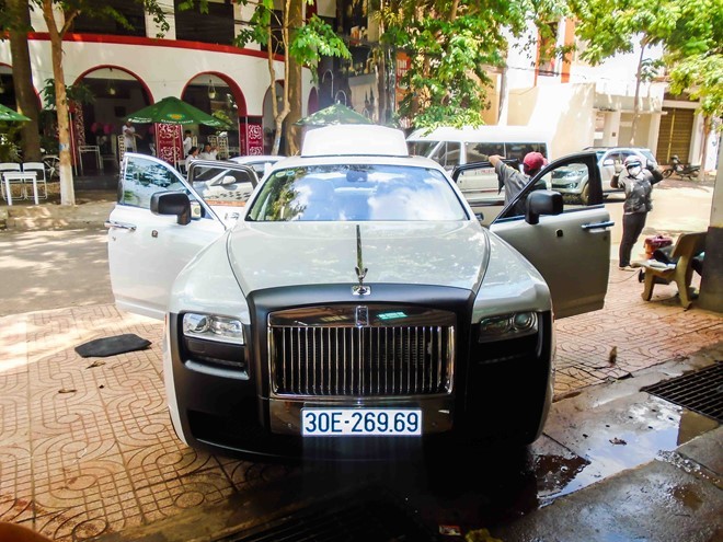  Rolls-Royce Ghost, dòng xe siêu sang của hãng xe Anh quốc nổi tiếng bởi cách phối sơn hai tông màu. Tuy nhiên dải màu tương phản thường bao phủ nắp ca-pô, nóc cabin hay một phần lưới tản nhiệt phía trước.