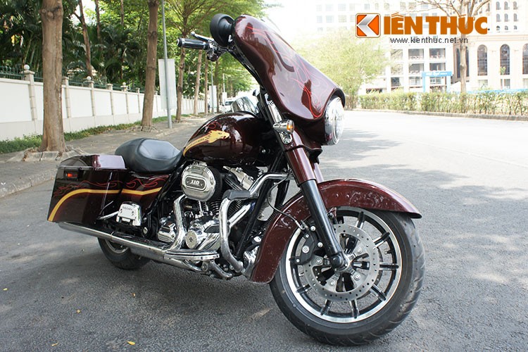  Harley CVO Street Glide là dòng xe đắt thứ hai của hãng môtô danh tiếng thế giới Harley-Davidson. Phiên bản CVO được viết tắt từ cụm "Custom Vehicle Operation", một chương trình "độ" từ chính hãng nhằm thỏa mãn nhu cầu tạo nên sự khác biệt của người chơi.