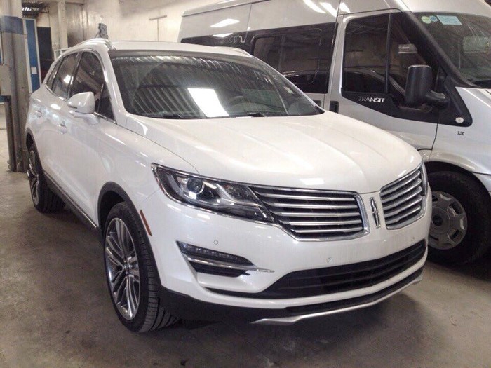 Chiếc xe sang  Lincoln MKC 2016 đời mới, với ngoại thất trắng và nội thất màu nâu. Nó vừa được một đơn vị kinh doanh ôtô tư nhân tại TP HCM nhập nguyên chiếc về thị trường Việt Nam từ Mỹ, dạng xe chạy lướt (đời 2016, sản xuất 2015).