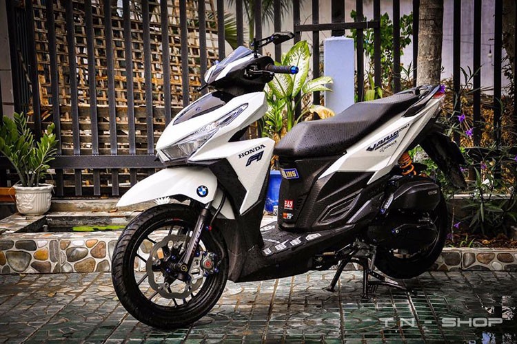  Honda Vario 150 tại thị trường Việt Nam được khá nhiều bạn trẻ yêu thích bởi kiểu dáng phù hợp và khả năng vận hành cực kì ấn tượng. Nhưng nếu để nguyên bản có lẽ chưa ấn tượng, một số người chơi còn trang bị cho nó hàng loạt "đồ chơi" cá tính.