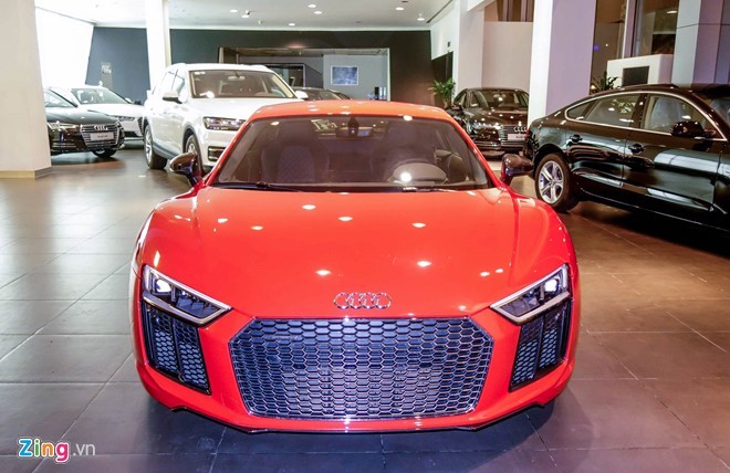 Giữa tháng 4 năm nay, siêu xe  Audi R8 V10 Plus đầu tiên được nhập khẩu chính hãng về Việt Nam. So với những chiếc Audi R8 được nhập khẩu trước đây, phiên bản này sử dụng động cơ mạnh nhất, lên tới 602 mã lực, tương đương với động cơ trên siêu xe Lamborghini Huracan.