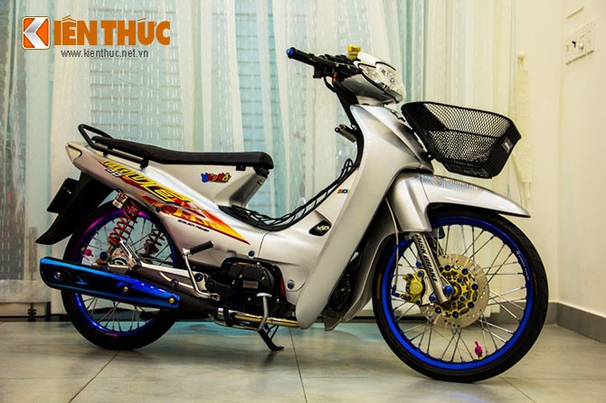 Chiếc  Honda Wave 100 (sản xuất tại Việt Nam từ năm 2001 với cái tên Wave @) đã được một dân chơi tại Sài Gòn làm đẹp lại theo phong cách của người Thái kết hợp cùng dàn phụ kiện đồ chơi độ kiểng đã làm cho chiếc xế càng trở nên chất chơi hơn.