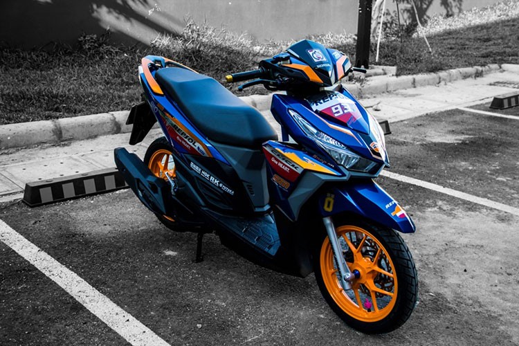 Trong bộ cánh Repsol đầy nổi bật và cá tính đã làm cho chiếc  Honda Click 125i bản nhập Thái Lan trở nên thể thao và tạo cảm giác gần gũi với các tín đồ mê xe độ hơn, bên cạnh đó chiếc xe còn nâng cấp lên một tầm cao mới hoàn hảo hơn với loạt đồ chơi hàng hiệu.