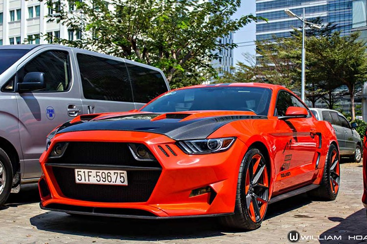 Chiếc  Ford Mustang EcoBoost 2015 với vẻ ngoài cực kỳ ấn tượng, nó được chủ nhân thửa riêng cho một bộ bodykit Rocket được nhập về Việt Nam từ hãng Galpin Auto Sport, do nhà thiết kế Henrik Fisker “chắp bút”.