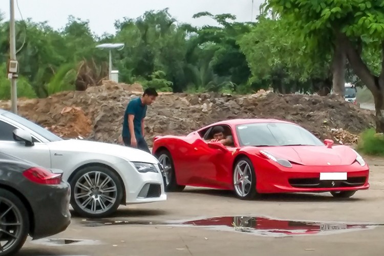 Vừa qua, giới săn siêu xe bất ngờ gặp lại siêu xe  Ferrari 458 Italia khoác áo đỏ mới toanh từng gặp nạn trên đường phố Sài Gòn vào tháng 8/2015. Chiếc xe đã được tân trang lại hoàn toàn, được biết chủ xe đã phải chi ra hơn 2 tỷ đồng để chiếc xe trở lại hiện trạng mới.