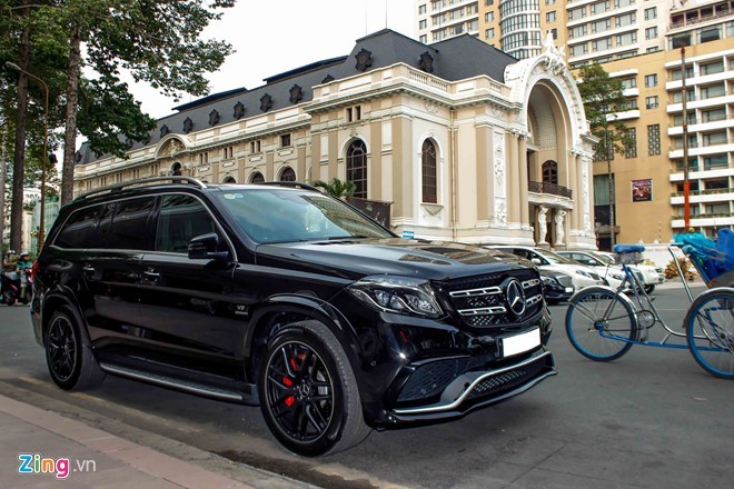  Mercedes GLS63 AMG là chiếc SUV cỡ lớn, ra đời nhằm thay thế dòng GL đã ngừng sản xuất. Mẫu xe này được độ bởi Mercedes-AMG, sử dụng khối động cơ V8, dung tích 5.5 lít, lắp ráp hoàn toàn bằng tay bởi những kỹ thuật viên AMG tại cơ sở ở Affalterbach, Đức. Công suất tối đa đạt 585 mã lực và mô-men xoắn 760 Nm.