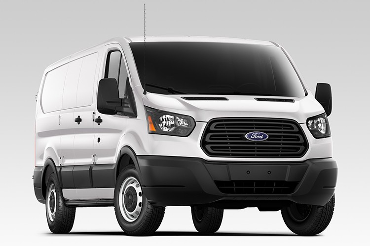 Đây là phiên bản  Ford Transit mới, thế hệ thứ 5 của dòng xe này từng ra mắt vào năm 2014. Về tổng thể, Transit mới không có nhiều thay đổi so với phiên bản hiện hành ngoại trừ lưới tản nhiệt và bảng điều khiển trung tâm thiết kế mới.