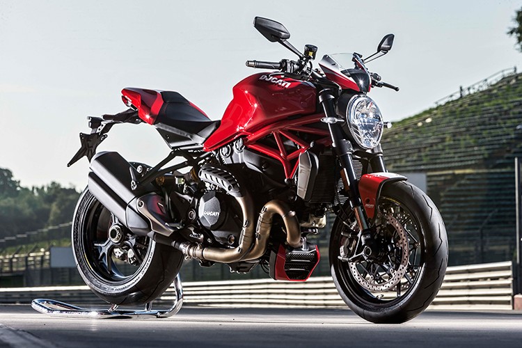 Ducati Monster 821 là mẫu xe  môtô phân khối lớn đình đám của Ý. Xe sở hữu phong cách thiết kế cực kỳ đẹp mắt. Động cơ xe thuộc loại có dung tích 821cc, cho công suất 112 mã lực và mô men xoắn cực đại 89.4 Nm. Con “quái vật” này có hộp số sàn 6 cấp cùng nhiều trang bị cao cấp. Xe có giá bán khoàng 11.495 USD tại Châu Ấu.