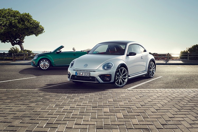 Phiên bản  Volkswagen Beetle 2017 đánh dấu một vài thay đổi nhỏ về thiết kế ngoại thất như cản trước/sau mới, nhiều tuỳ chọn màu lạ mắt, chất liệu vải mới cùng các gói công nghệ được chỉnh sửa lại như Denim, Exclusive Design và Exclusive R-Line.