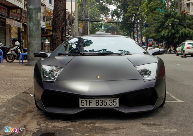 Đây là chiếc  Lamborghini Mucielago LP670 SV độc nhất vô nhị tại Việt Nam, từng thuộc sở hữu của thiếu gia Minh Nhựa. Cuối tháng 8/2016 vừa qua, thiếu gia này đem hàng loạt siêu xe ký gửi tại showroom để bán lại và trong số đó có "siêu bò" hàng độc này.