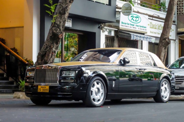 Mới đây, một chiếc siêu xe sang  Rolls-Royce Phantom Series II mang biển tứ quý Lào được bắt gặp khi đang di chuyển trên phố đi bộ Nguyễn Huệ, TP HCM. Đây là mẫu siêu sang thế hệ mới của hãng xe Anh Quốc và được lắp ráp hoàn toàn bằng tay.