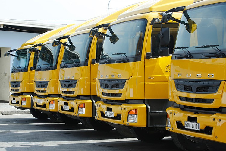 FUSO Việt Nam vừa chính thức bàn giao 18 xe tải nặng  FUSO Fighter FJ 24 tấn mới đến DHL Supply Chain. Đội xe được trang bị động cơ Euro 3, hệ thống phun nhiên liệu trực tiếp kết hợp với hệ thống điền khiển điện tử (ECU) giúp xe vận hành tối ưu và tiết kiệm nhiên liệu.