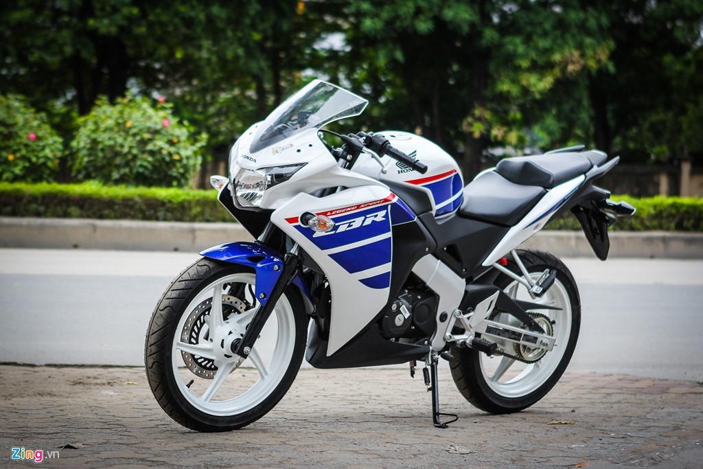 Mặc dù những chiếc  Honda CBR 150R hiện tại sử dụng đèn pha đôi, thiết kế khác biệt đã ra mắt khá lâu. Tuy nhiên, thị trường Thái Lan vẫn đang phân phối dòng CBR 150R đời cũ, một đèn pha. Điểm khác biệt trên phiên bản đặc biệt này là cách phối màu sơn với tên gọi Legend Spirit.