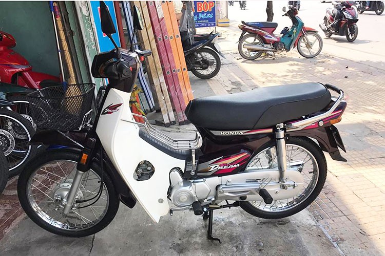 Chiếc xe số  Honda Super Dream đời 2000 "trùm mền" được sản xuất tại Việt Nam còn mới đến 99% thuộc sở hữu của một người sưu tầm xe ở Sài Gòn. Anh này săn được xe từ chủ cũ là một ông lão 91 tuổi sống ở Đồng Nai đã nhiều năm qua không sử dụng.