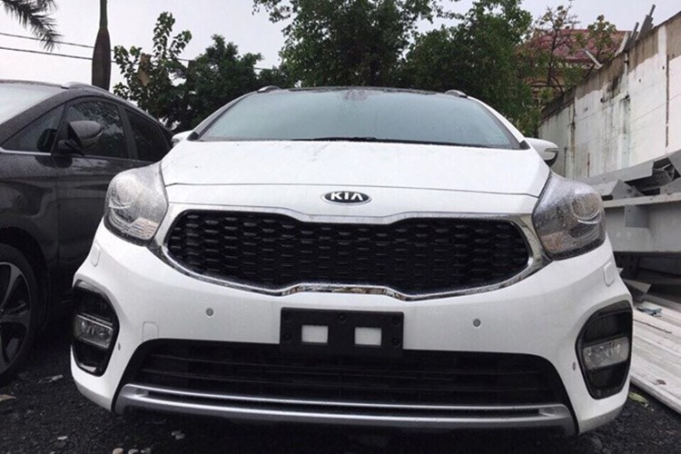 Chiếc  Kia Rondo 2017 (facelift Kia Carens tại một số thị trường) xuất hiện tại Việt Nam có một vài thay đổi nhỏ về thiết kế với phần đầu được làm mới, đèn sương mù và lưới tản nhiệt được bố trí dính liền nhau. Ngoài ra, có thể thấy thiết kế mới ở cụm mâm xe, kích thước giữ nguyên 17 inch.