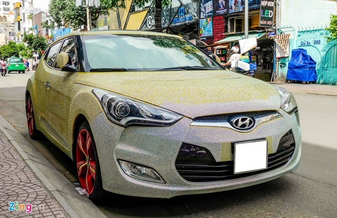  Xế hộp Hyundai Veloster là mẫu hatchback thời trang nhưng không quá đắt tiền, có giá khoảng 840 triệu đồng tại thị trường Việt Nam. Chiếc xe của một người dùng tại TP HCM thu hút sự chú ý đặc biệt bởi ý tưởng "không đụng hàng".