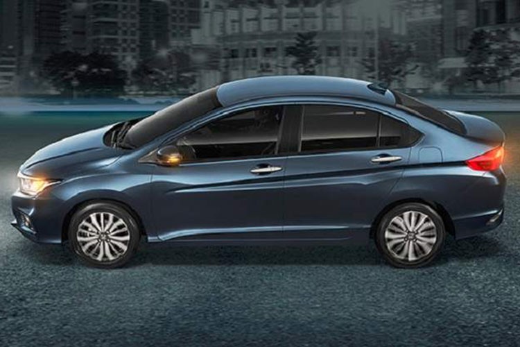 Đúng như dự đoán, Honda City nâng cấp facelift 2017 đã chính thức được trình làng tại thị trường Thái Lan. Trên phiên bản  Honda City 2017 nâng cấp này, xe sở hữu một gương mặt mới, đi kèm với những thay đổi nhỏ ở nội ngoại thất, nhưng hệ truyền động vẫn được giữ nguyên.