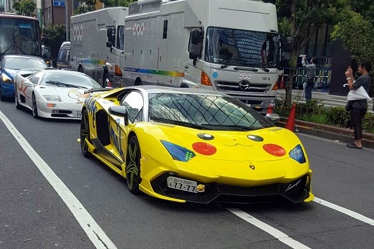 Tại Nhật Bản, một chiếc siêu xe Lamborghini màu vàng dữ dằn bỗng chốc biến thành  Lamborghini Aventador rồng Pikachu dễ thương sau khi được chủ nhân dán lên hoạ tiết mặt con vật này. Hơn thế nữa, chiếc xe này còn được 'chế' riêng bộ bodylip theo phong cách Pikachu để gắn lên thân xe.