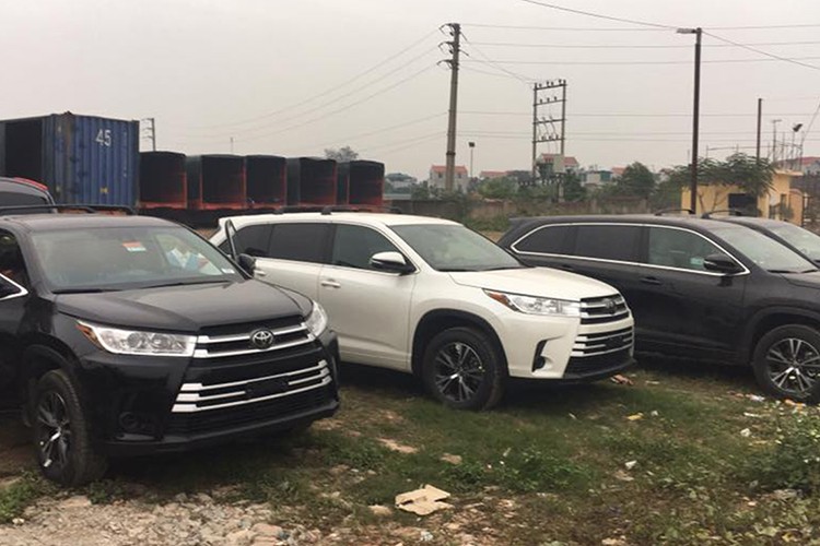 Đúng 10 tháng sau khi chính thức được giới thiệu ra thị trường toàn cầu, phiên bản mới  Toyota Highlander 2017 đã chính thức có mặt tại Việt Nam thông qua các nhà nhập khẩu tư nhân khiến nhiều người đam mê dòng xe này không khổi thấp thỏm trong những ngày cận Tết.