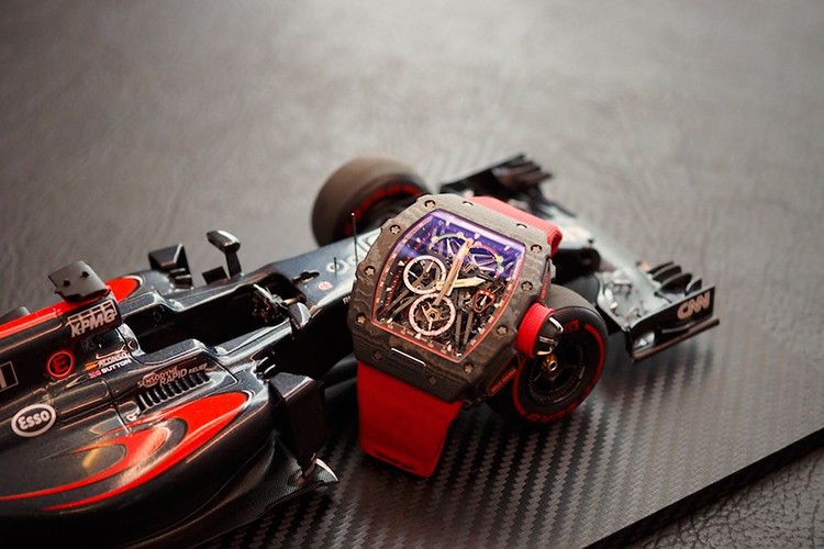 Khi TAG Heuer rời McLaren hơn một năm trước đây để hợp tác với đội đua Red Bull Racing sau một quãng thời gian dài hợp tác kể từ những năm 1980, hãng xe nước Anh đã hợp tác với một nhà sản xuất đồng hồ lừng danh khác đến từ Thụy Sĩ mang tên Richard Mille với nhãn hiệu  đồng hồ siêu xe McLaren F1 hoàn toàn mới.