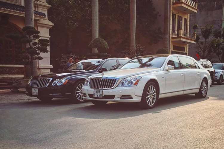 Bộ đôi siêu  xe sang Maybach 62S với chiếc màu trắng thuộc dạng hàng hiếm trên thế giới, chiếc màu đen còn lại cũng thuộc diện độc đáo khi nội thất được ốp đá bên trong nội thất. Được biết đây là bộ đôi siêu xe có trị giá lên đến 45 tỷ của đại gia có tiếng tại Ninh Bình.