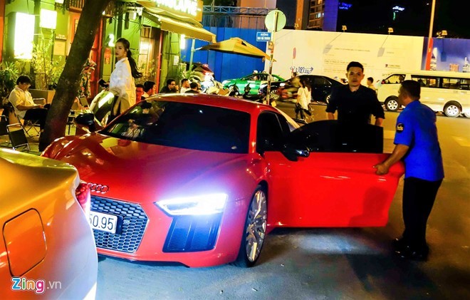 Ca sỹ Đông Nhi và Ông Cao Thắng vừa xuất hiện cùng chiếc  siêu xe Audi R8 V10 Plus mới khi ghé vào một nhà hàng trên đường Hai Bà Trưng, quận 1, TP HCM.