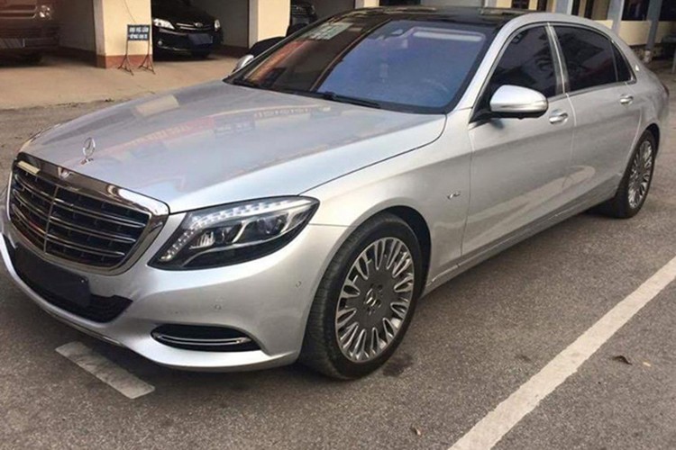 Mới đây trên mạng xã hội lan truyền hình ảnh chiếc  Mercedes-Maybach S600 màu bạc có giá chính hãng 14,2 tỷ đồng, đây được cho là chiếc xe thuộc sở hữu của một đại gia Thái Nguyên. Điều đáng nói, đây là chiếc Maybach S600 có ngoại thất khá hiếm hoi tại Việt Nam.