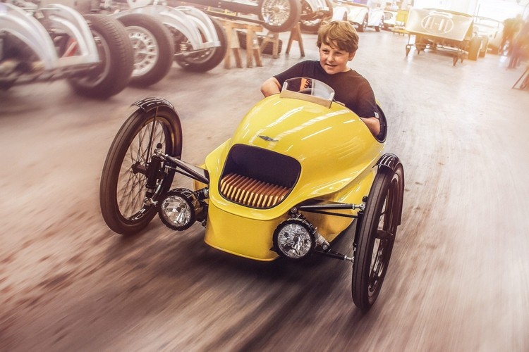 Hầu hết mọi người thường coi Morgan Three-Wheeler như một món đồ chơi “sang chảnh”, vì tính hữu dụng của nó bị hạn chế và thường phải kèm theo những phụ kiện lỉnh kỉnh như găng tay, kính và mũ bảo hiểm. Nhưng Morgan lại đang khẳng định rằng trẻ em suy nghĩ hoàn toàn khác với mẫu xe 3 bánh  Morgan EV3 Junior.