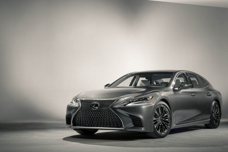 Sau khi ra mắt chính thức mẫu xe sang LS500 tại triển lãm Detroit 2017 vừa qua, thương hiệu Lexus đang chuẩn bị cho ra mắt thêm phiên bản LS500h cao cấp hơn với hệ dẫn động Hybrid thân thiện hơn với môi trường. Dự kiến,  Lexus LS500h 2018 sẽ ra mắt trong triển lãm Geneva 2017 sẽ diễn ra vào tháng 3 tới.