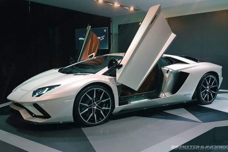 Siêu xe  Lamborghini Aventador S vưà được mắt vào hồi cuối tháng 12 năm ngoái. Đến nay, sau 2 tháng, hãng Lamborghini đã nhanh tay giới thiệu Aventador S tại thị trường Đông Nam Á nói chung và Malaysia nói riêng. Mẫu siêu xe mới này trên thực tế chính là phiên bản nâng cấp của dòng Lamborghini Aventador quen thuộc.