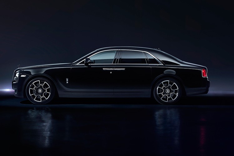 Điều gì sẽ xảy ra nếu kết hợp sự sang trọng của chiếc  siêu xe sang Rolls-Royce Ghost với sức mạnh của thương hiệu thời trang đình đám Thế giới Donatella Versace? Điều này sẽ được chứng kiến khi chiếc xe siêu sang xuất hiện tại Tuần lễ Thời trang London 2017.