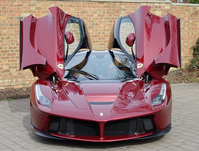  Siêu xe Ferrari LaFerrari ra đời thay thế huyền thoại Ferrari Enzo. Chiếc siêu xe được ra mắt lần đầu tiên tại triển lãm Geneva Motor Show 2013. Tuy nhiên trong số 499 chiếc Ferrari LaFerrari được sản xuất trên toàn thế giới hiếm có "siêu ngựa" nào sở hữu màu đỏ Rosso Rubino như chiếc trong bài viết này.