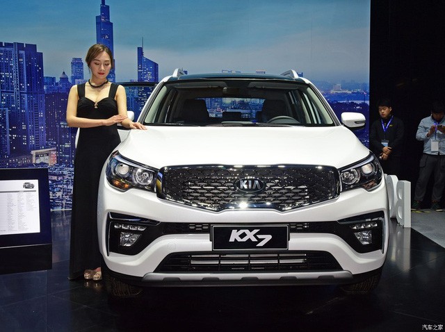 Những hình ảnh đầu tiên của mẫu xe  SUV Kia KX7 mới từng xuất hiện vào cuối tháng 1/2017 vừa qua. Đến nay, mẫu xe thể thao đa dụng đến từ Hàn Quốc đã chính thức ra mắt thị trường đông dân nhất thế giới với giá dao động từ 279.800 - 244.800 Nhân dân tệ (tương đương khoảng từ 593 - 808 triệu đồng).