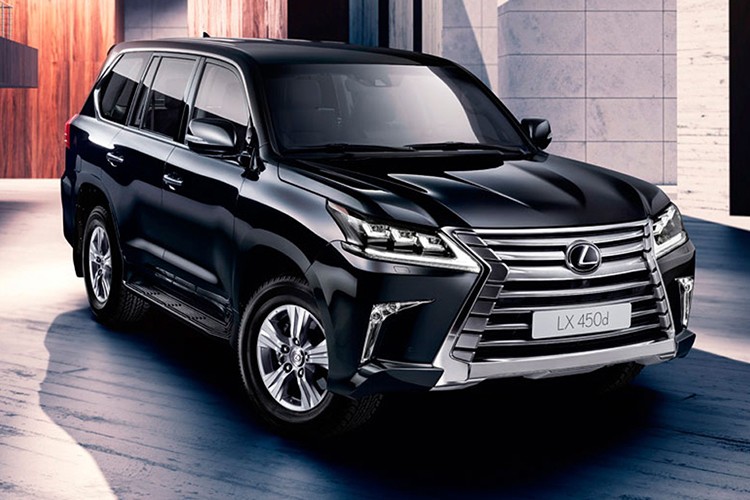 Thương hiệu xe sang Nhật Bản vừa chính thức trình làng Lexus LX mới tại thị trường Ấn Độ. Trong đó đáng chú ý là phiên bản máy dầu LX450d cũng được giới thiệu tại thị trường này, bên cạnh phiên bản quen thuộc LX570 như tại Việt Nam.  SUV Lexus LX450d mới được xem là dành riêng cho thị trường vốn ưa chuộng động cơ dầu như Ấn Độ.