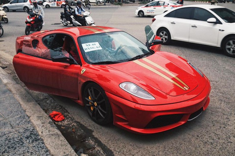 Những thông tin về chiếc  siêu xe tiền tỷ Ferrari 430 Scuderia từng thuộc sở hữu của "ông trùm" buôn lậu đường biên Hà Tuấn Dũng hay còn gọi Dũng "mặt sắt" bị tịch thu vào hồi tháng 5/2013 đã bất ngờ tái xuất trên các con phố tại tỉnh Tuyên Quang gần đây gây bất ngờ cho giới chơi xe tại Việt Nam.