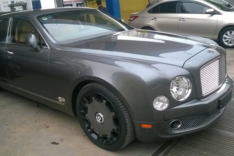 Chiếc  siêu xe sang Bentley Mulsanne xuất hiện trên đường phố Hà Nội cuối tầu vừa qua sở hữu bộ mâm "khủng" đã thu hut sự chú ý của giới mê xe. Nhiều nguồn tin cho hay, bộ la-zăng độ này của chiếc Bentley Mulsanne đời cũ sở hữu kích thước lên đến 23 inh.