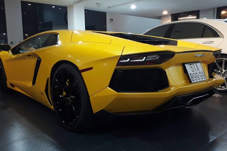 Mới đây những hình ảnh về chiếc  siêu xe Lamborghini Aventador LP700-4 màu vàng biển "tứ quý" 9 xuất hiện trong garage của đại gia siêu xe đình đám Việt Nam - Cường Đô la đã nhận được sự tò mò của giới mê xe. Được biết chiếc siêu xe này được cho vào nhà của doanh nhân phố núi để những người thợ Sài thành gắn pô độ.