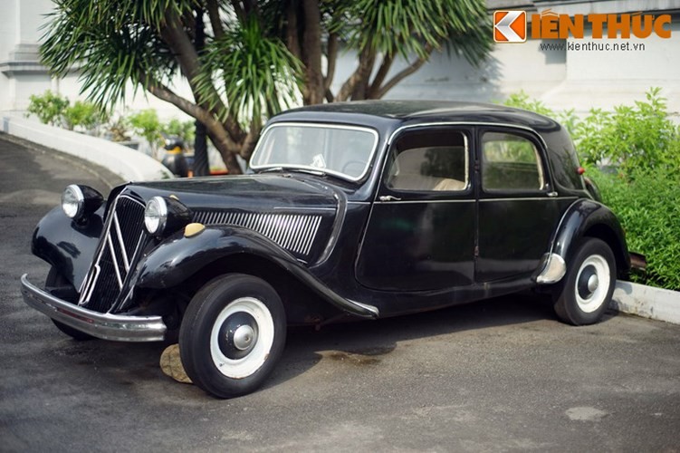 Đến từ nước Pháp,  Citroën Traction Avant là một trong những mẫu xe sang đầu bảng ở trước năm 1975. Tại VIệt Nam, (nó còn có tên gọi khác là là Tắc-xông) và luôn được nhiều người chơi công nhận mẫu xe này có sức cuốn hút rất lớn bởi vẻ đẹp toát ra từ đường nét thiết kế thân xe.