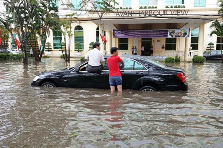 Trưa ngày 12/5/2017, tại khu vực thành phố Hải Phòng đã xuất hiện cơn mưa lớn kéo dài do ảnh hưởng của rãnh thấp bị nén bởi áp cao lục địa. Cơn mưa kéo dài gần 2 tiếng đồng hồ không chỉ khiến nhiều tuyến phố của thành phố hoa phượng đỏ bị ngập nước mà còn gây cho hàng loạt xe máy,  ôtô chết lâm sàng.