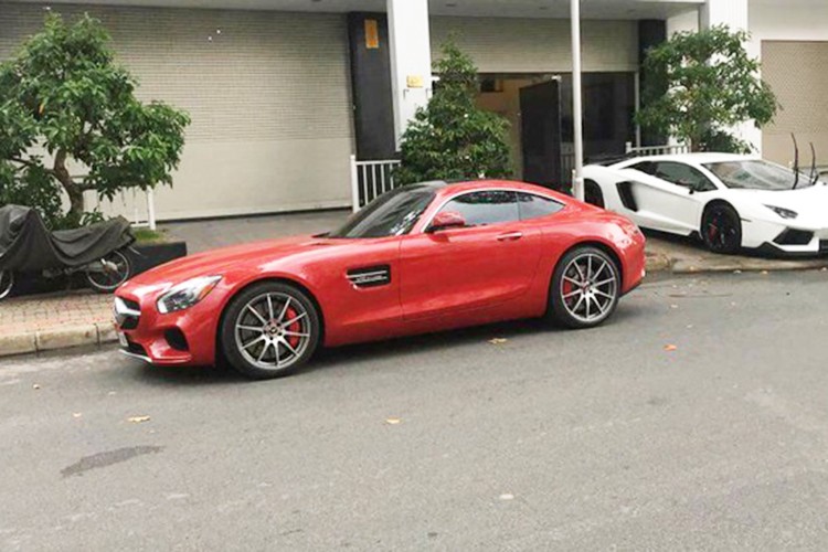 Mới đây trên mạng xã hội xuất hiện những hình ảnh về chiếc  siêu xe Mercedes-AMG GT S đỏ rực cư trú trong garage của doanh nhân Nguyễn Quốc Cường hay còn gọi Cường Đô-la. Theo nhiều nguồn tin, doanh nhân 8X mới thu nạp siêu xe này vào bộ sưu tập xế "khủng" của mình. 