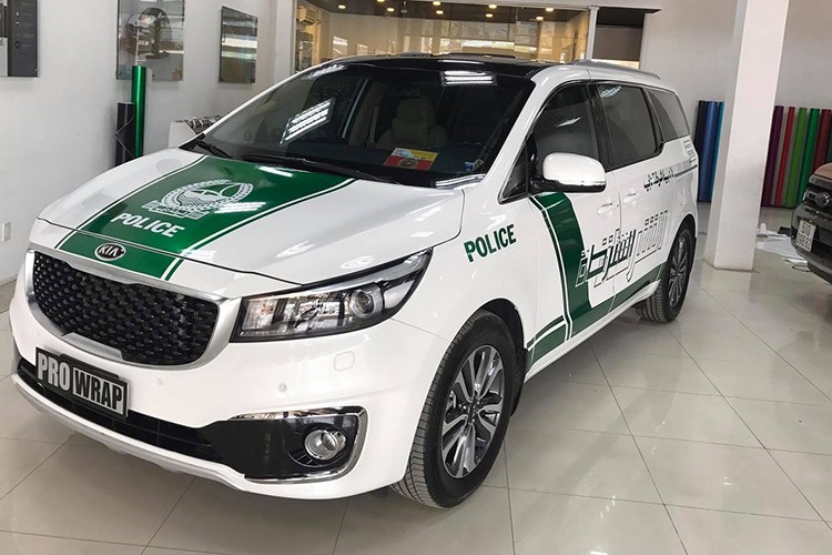 Chiếc  xe Kia Grand Sedona màu trắng được dán decal lại theo phong cách của lực lượng cảnh sát Dubai. Cụ thể màu chủ đạo của bộ tem là mầu xanh lá cây, đi cùng chữ màu trắng. Có thể coi đây là chiếc Kia Grand Sedona đầu tiên tại Việt Nam theo đuổi phong cách táo bạo này. Ngoài bộ tem ra thì mọi thứ trên chiếc xe hiện vẫn đang là nguyên bản.