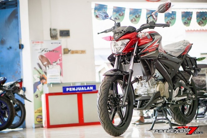 Tại thị trường Indonesia, mẫu  xe Yamaha FZ150i 2017 (hay còn có tên V-Ixion tại thị trường Đông Nam Á, cụ thể là Indonesia) không có nhiều thay đổi về thiết kế ngoài hệ thống phuộc trước của xe được nâng cấp thành Up-Side-Down đi kèm với bộ tem đấu mới trông thể thao hơn.