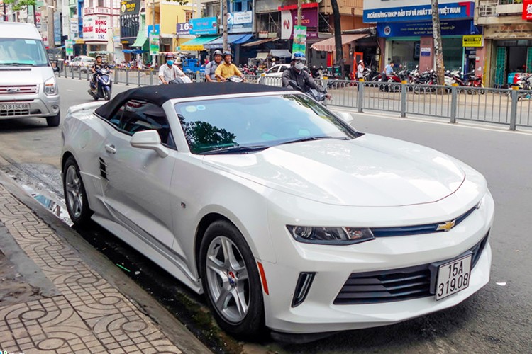 Đầu năm 2017, lô hàng  Chevrolet Camaro đời 2017 đầu tiên được một đại lý tư nhân tại TP HCM nhập về. Trong số ba bản coupe, chỉ có một chiếc mui trần. Mới đây, mẫu xe thể thao cơ bắp này được bắt gặp lăn bánh trên đường TP HCM nhưng lại sở hữu biển sổ Hải Phòng.