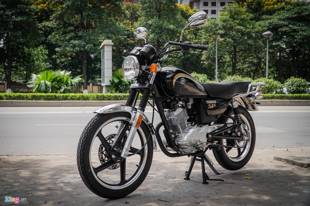 Mẫu  xe môtô Yamaha YB125 SP 2017 sở hữu kiểu dáng khá giống với đàn anh SR400. Thiết kế theo phong cách hoài cổ tạo nên vẻ hấp dẫn cho mẫu xe côn tay 125 cc này.