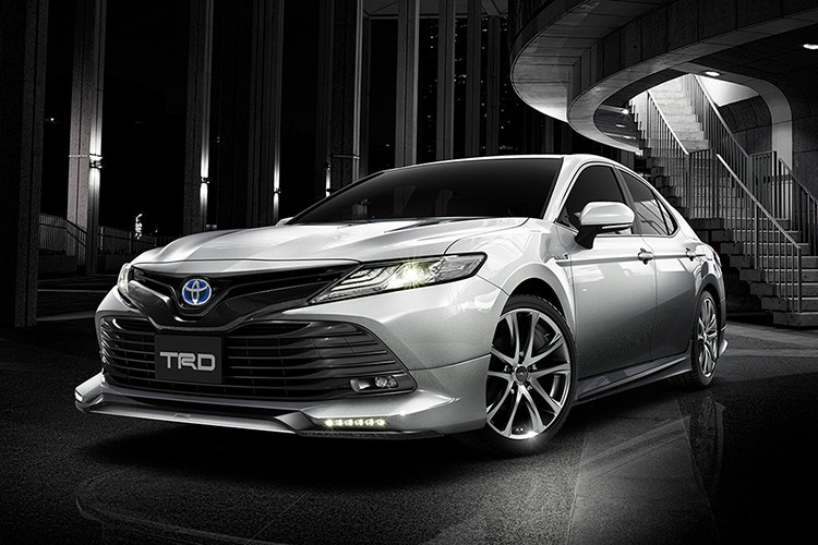 Hiện tại, các tùy chọn của gói phụ kiện TRD và Modellista sản xuất cho xe  ôtô Toyota Camry 2018 chỉ mới được sản xuất dành cho người tiêu dùng xứ sở mặt trời mọc, còn các thị trường khác trên toàn cầu sẽ được cung cấp gói phụ kiện này sau một thời gian nữa.