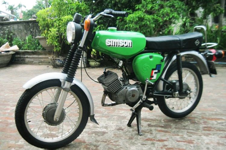  Xe máy Simson S51 được xem là một trong những mẫu xe mơ ước của nhiều thế hệ thanh niên Việt Nam những năm 80-90 của thế kỷ trước, nó gắn liền với nhiều thế hệ cùng với Honda 67, Honda Super Cub, Jawa 350, Minsk... Vào thời điểm đó, người mua xe phải bỏ ra từ 5 chỉ tới 1,2 cây vàng là người dân có thể sở hữu một chiếc Simson.